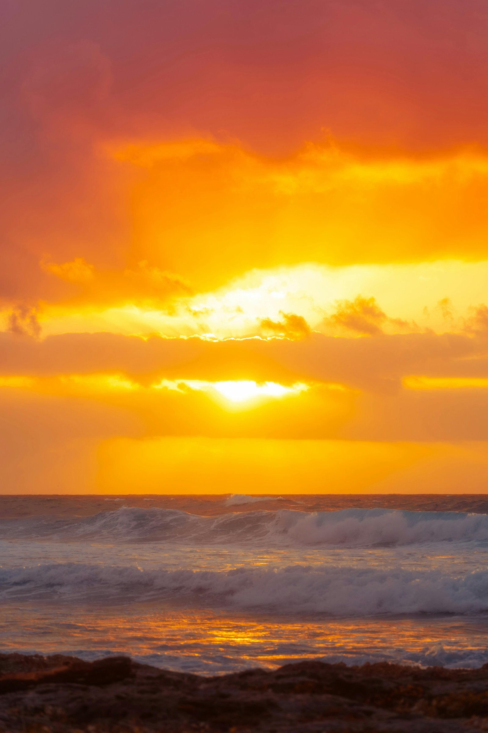 Sonnenuntergangs-Kreuzfahrten: Ein Magisches Küstenerlebnis, den Tag über dem Ozean ausklingen lassen